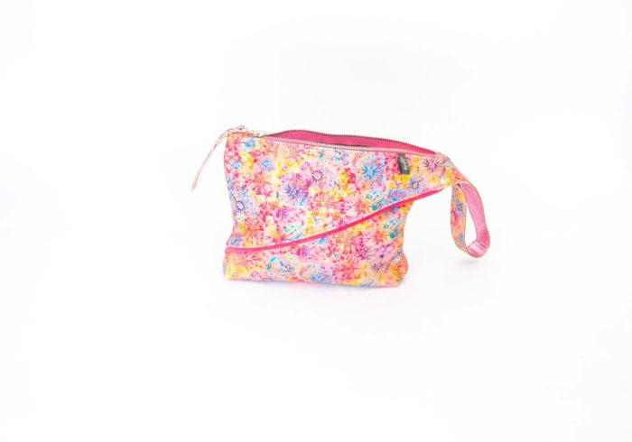 Picture of the front of the flower printed Z clutch.