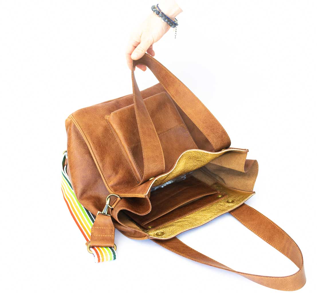 shoulderbag-genuine-leather-brown Close-up of the inside pocket with one small key and phone pocket inside the cognac tote.