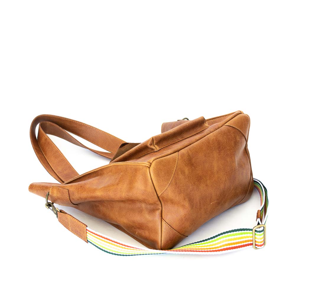 tote-bag-cognac-handmade Image of the large bottom of the tote shoulderbag.