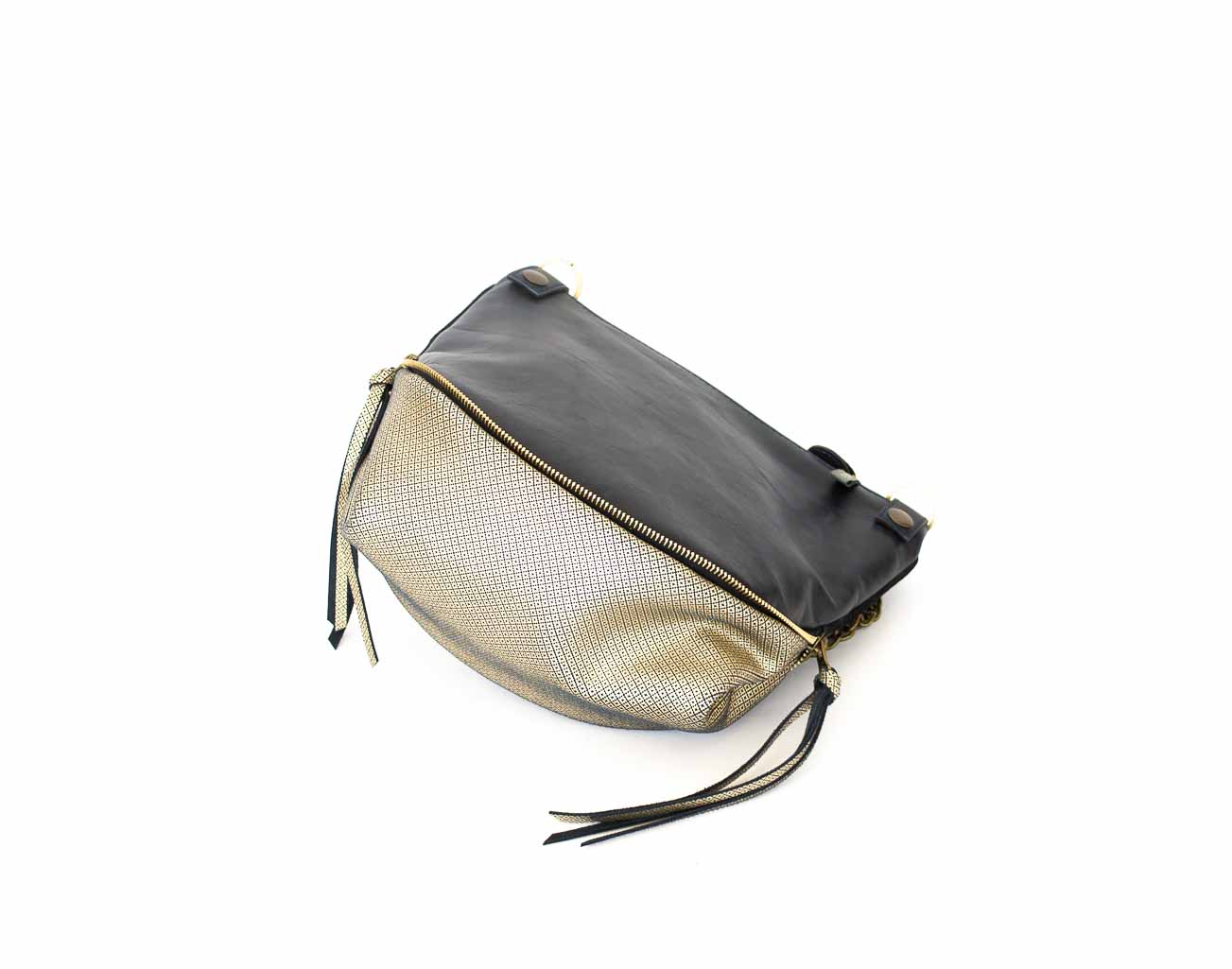 Gold_blue_handcrafted_bag Picture of the gusset in glod and blue printed leather.