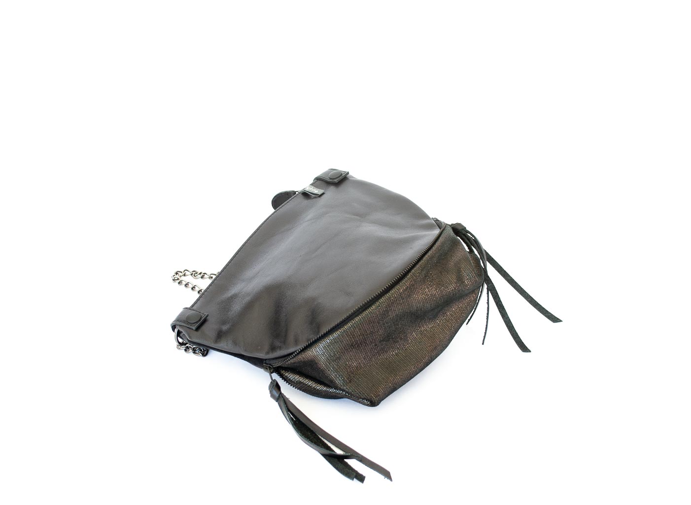 black_chained_bag_handcrafted Close-up of the dark brown gusset of the black handbag.